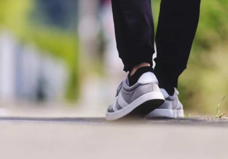 歩いている足元